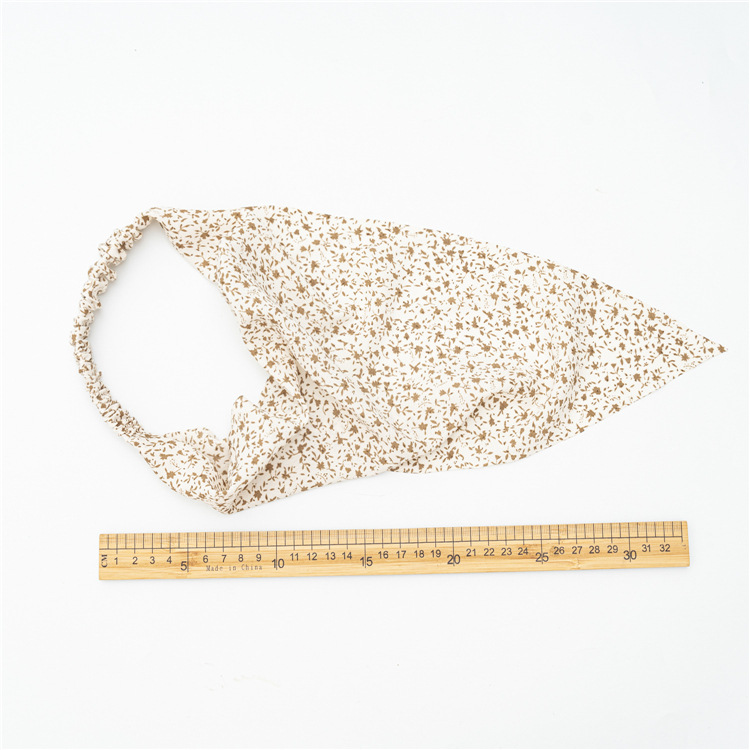 New European and American floral fabric headscarves, women's versatile hair ties, triangular scarves, three-state cross-border supply, elastic hair bands Application Scenario