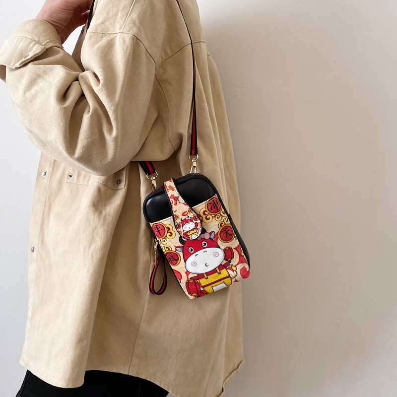 2022 New Year of the Ox mobile phone crossbody bag, fashionable printed women's coin purse, cute cartoon mini single-shoulder bag Application Scenario