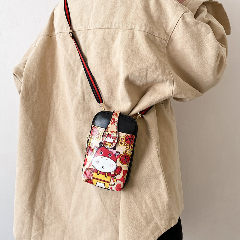 2022 New Year of the Ox mobile phone crossbody bag, fashionable printed women's coin purse, cute cartoon mini single-shoulder bag Specification drawing