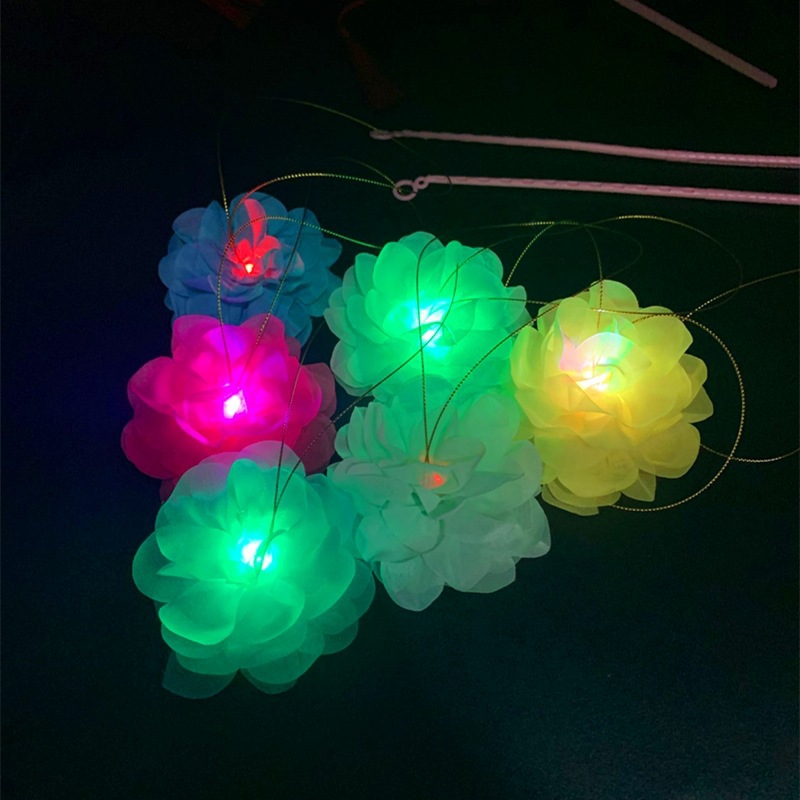 In 2022, a new type of glowing hand-held lantern was a bestseller. At night markets and street stalls, a scanning code hit was promoted as a Lantern Festival cartoon flashing toy details Picture