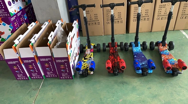 The new children's spray three-wheel flashing scooter from the source factory can be folded and adjusted in height to exercise the baby's balance Item Picture