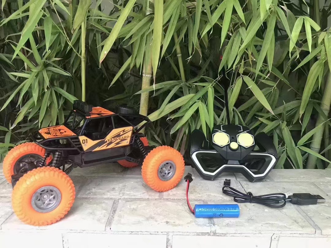 【 Special Offer 】2.4G remote control alloy off-road climbing vehicle with USB charging, two-wheel drive and 4-wheel shock absorption is selling well at 3C street stalls Item Picture