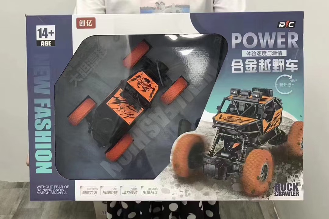 【 Special Offer 】2.4G remote control alloy off-road climbing vehicle with USB charging, two-wheel drive and 4-wheel shock absorption is selling well at 3C street stalls full figure