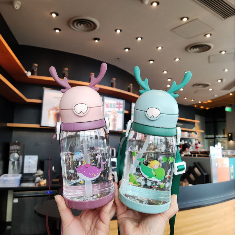 Cartoon Antler children's straw cup with strap, portable and cute plastic cup, 550ml, boundable and sealed for kindergarten Application Scenario