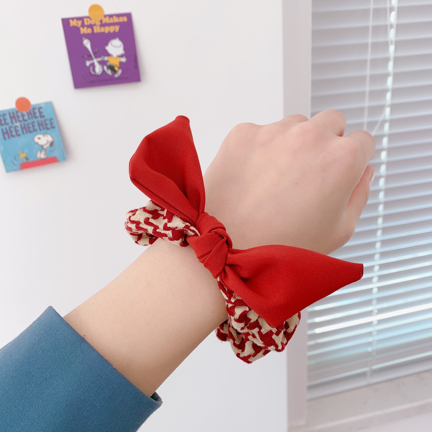 Fresh and trendy bow, large intestine hair tie, hair band, retro checkered, simple and elegant women's hair tie Application Scenario