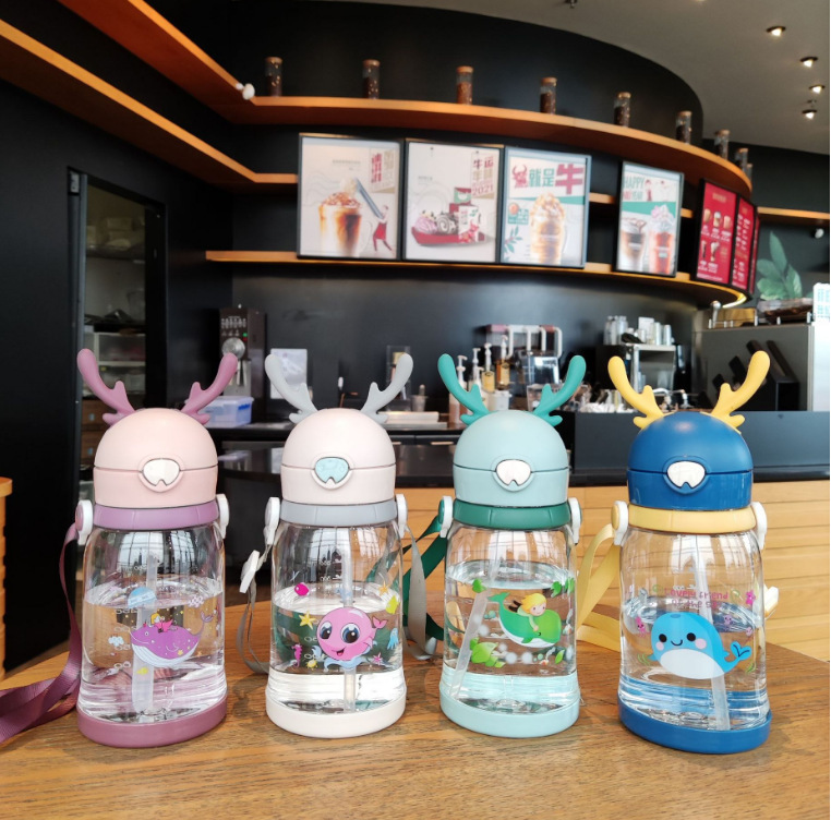 Cartoon Antler children's straw cup with strap, portable and cute plastic cup, 550ml, boundable and sealed for kindergarten Specification image