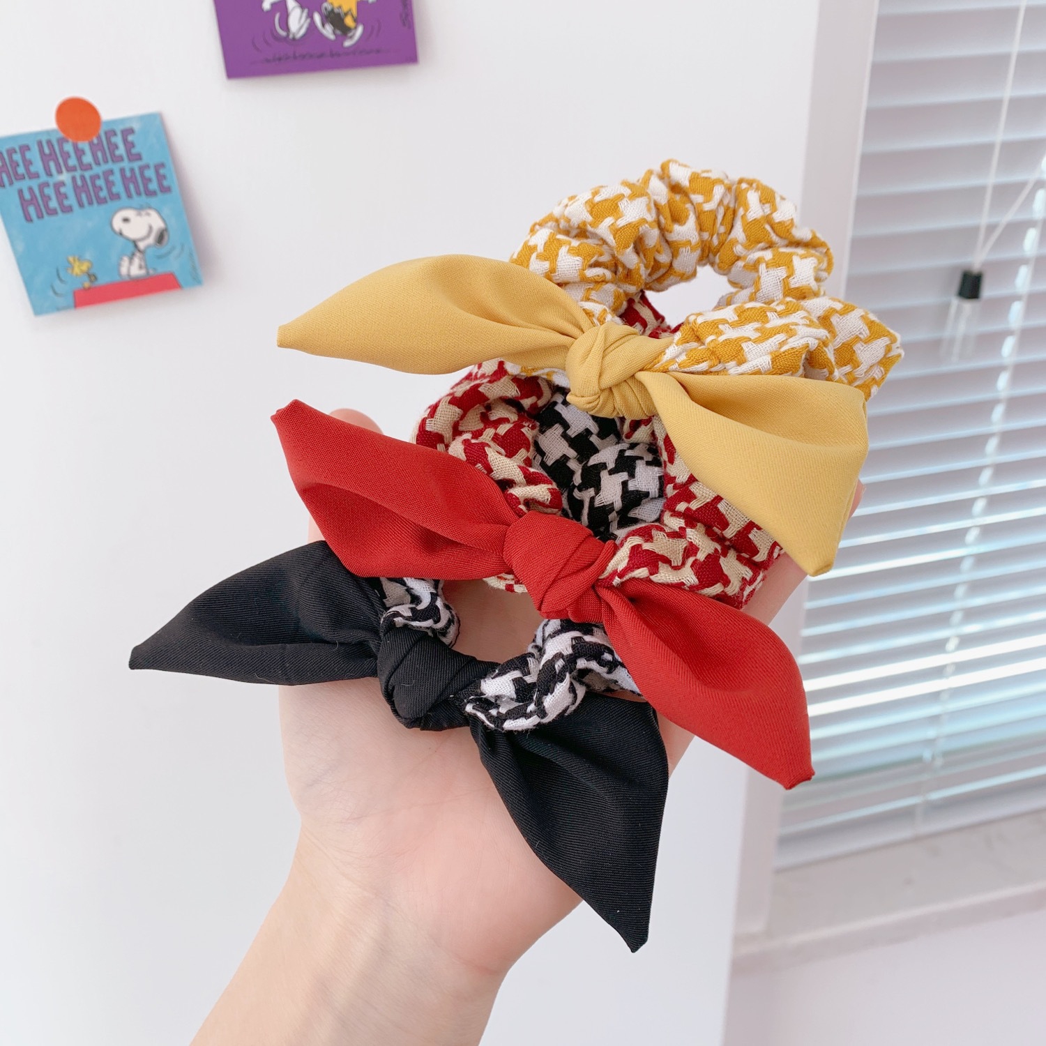 Fresh and trendy bow, large intestine hair tie, hair band, retro checkered, simple and elegant women's hair tie details Picture