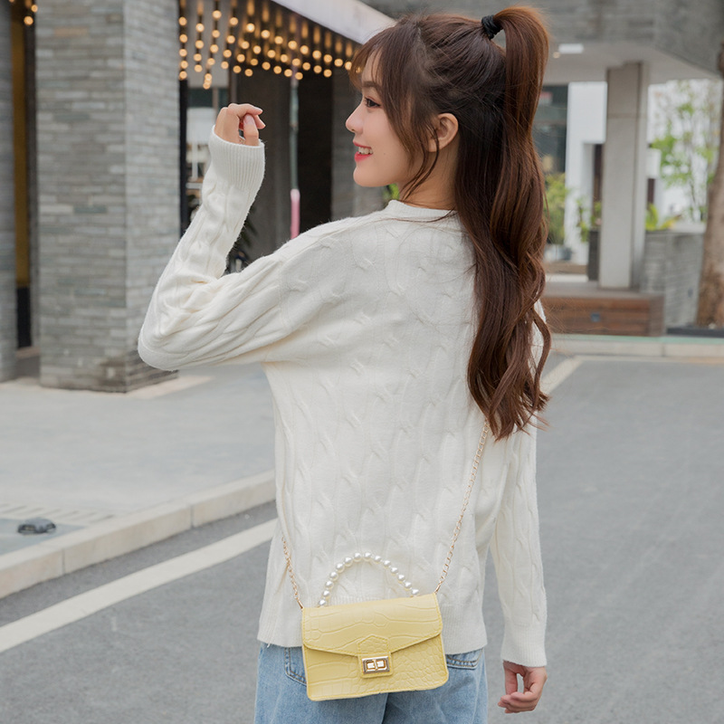 Women's bag 2021 new style crocodile pattern lock pearl hand-held chain small square bag Casual mobile phone small bag one-piece consignment Application Scenario