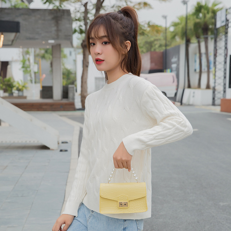 Women's bag 2021 new style crocodile pattern lock pearl hand-held chain small square bag Casual mobile phone small bag one-piece consignment Specification image