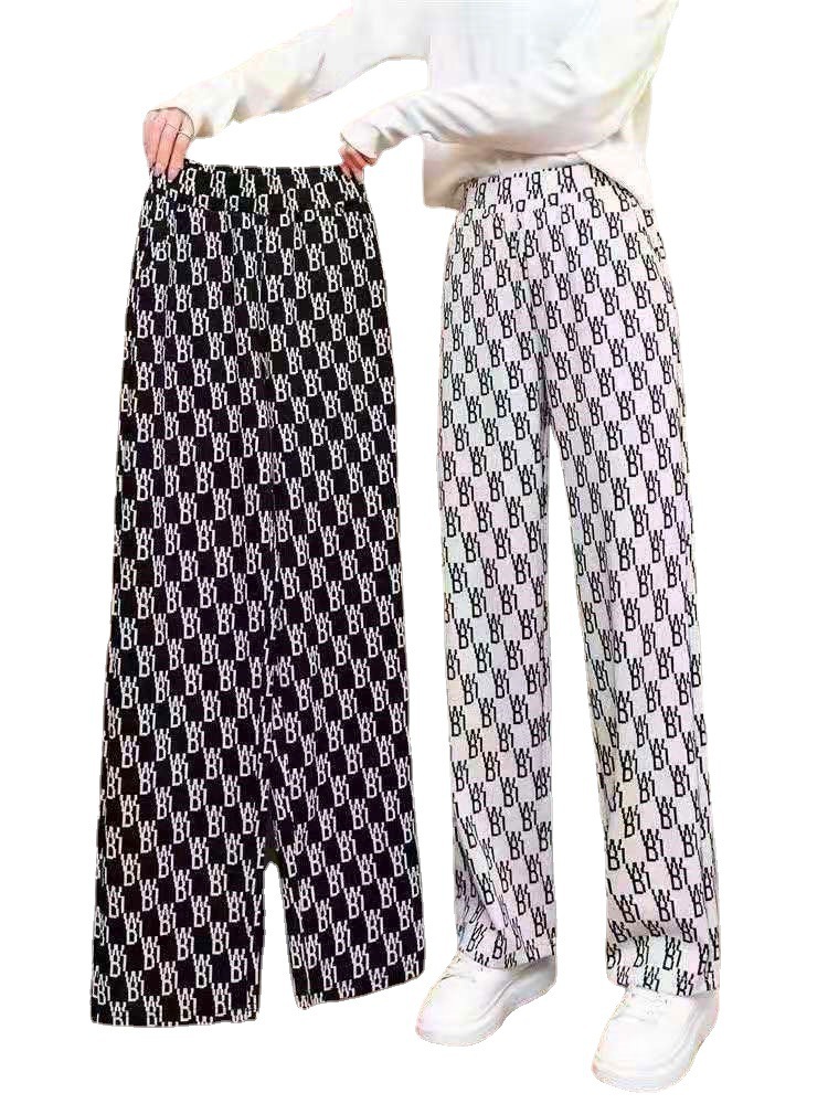 وفي ربيع وصيف 2021، أصبحت بعض النساء النحيفات في سروال الأرجل المريح في الميناء Item Picture