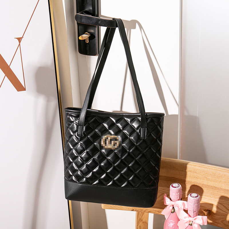 The 2020 new black diamond-shaped large handbag for women is a fashionable and classic large-capacity shopping bag and a casual bag for shopping Specification image