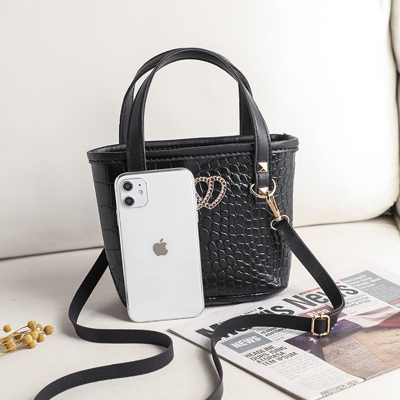 A new heart-shaped decorated crocodile pattern hand-held and shoulder bucket bag for women in 2020, a fashionable and casual mobile phone bag details Picture