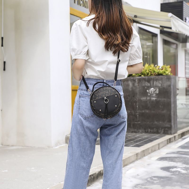 The 2021 new letter-printed double-layer single-shoulder small round bag for women is a fashionable and casual mobile phone bag with an upgraded version Application Scenario