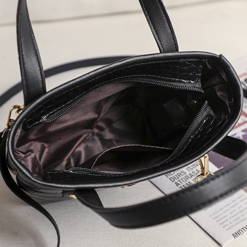 A new heart-shaped decorated crocodile pattern hand-held and shoulder bucket bag for women in 2020, a fashionable and casual mobile phone bag Specification image