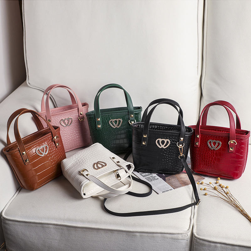 A new heart-shaped decorated crocodile pattern hand-held and shoulder bucket bag for women in 2020, a fashionable and casual mobile phone bag