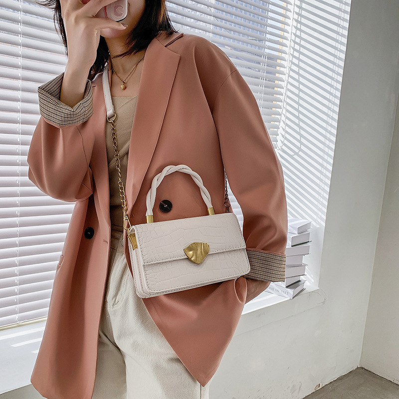 The new Spring/Summer 2021 trendy bag, a stylish single-shoulder crossbody bag for women, and a simple chain small square bag that is popular on Instagram Application Scenario