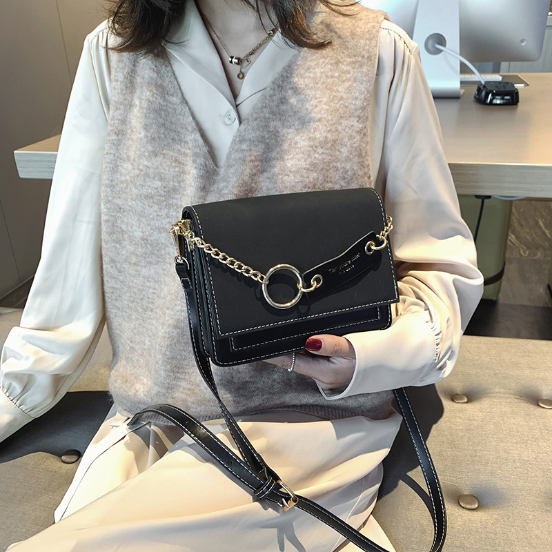 A 2022 new trendy Korean-style chain single-shoulder crossbody small square bag with a contrasting color, fashionable pu women's bag Application Scenario