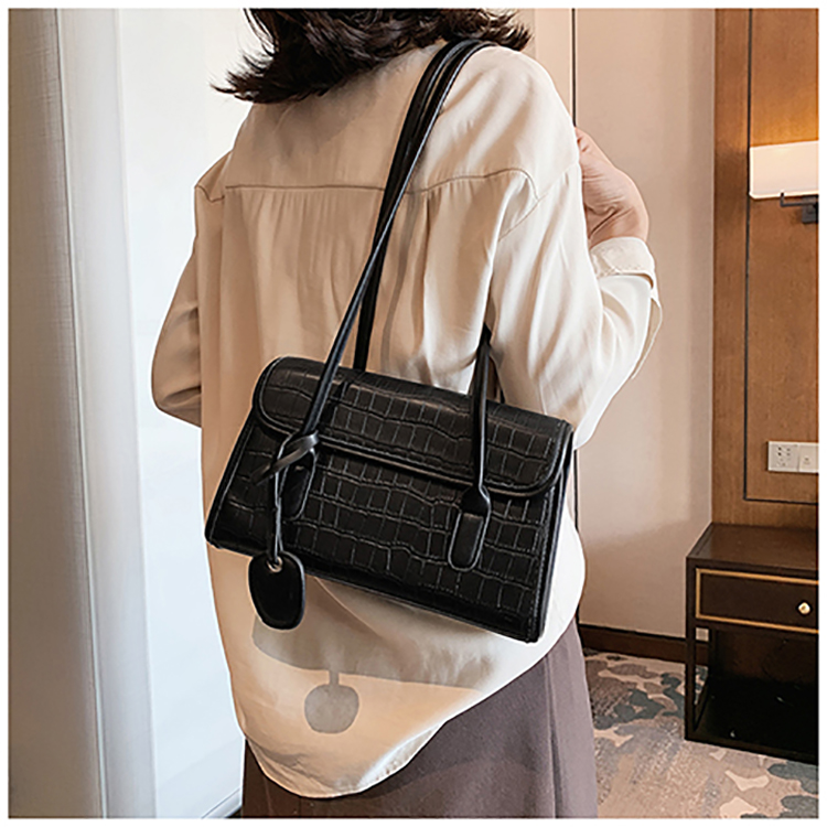 Yiding Luggage's trendy Women's Bag 9003, a new crocodile pattern fashionable single-shoulder crossbody bag Application Scenario