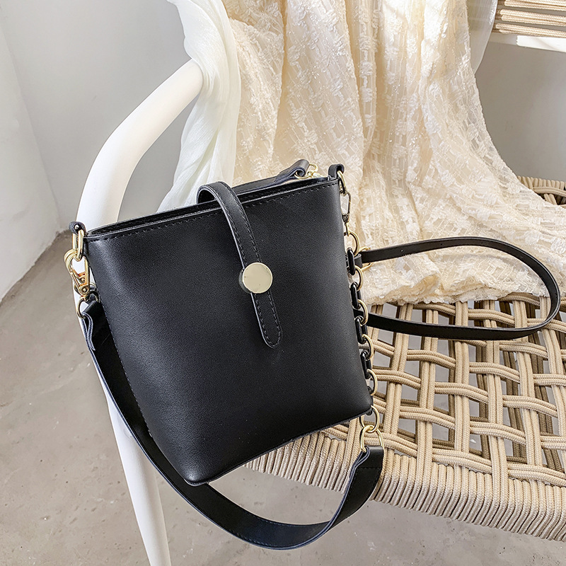 A 2021 new trendy single-shoulder crossbody bag with a red envelope and underarm bucket for women Application Scenario