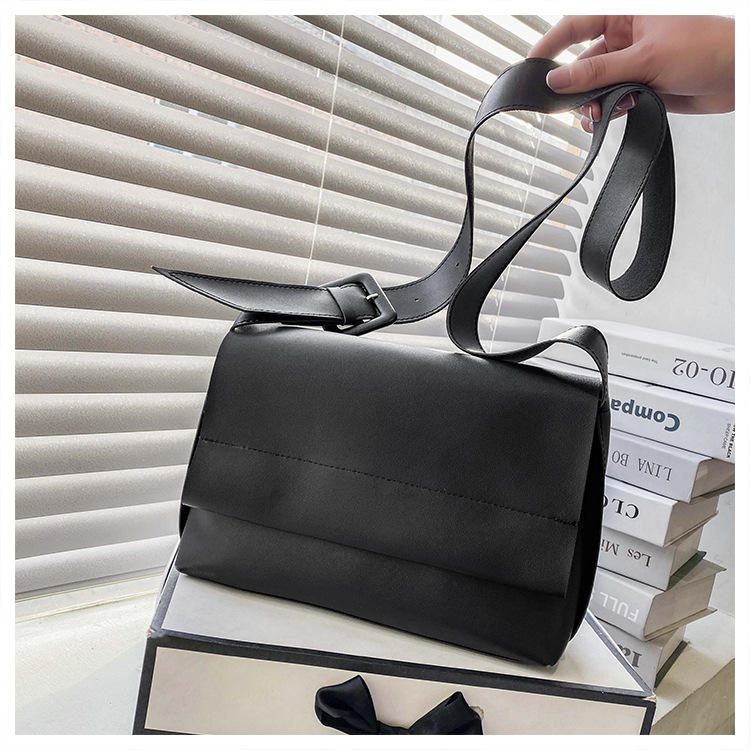 Simple women's leather casual Japanese retro bag, women's flip cover three-dimensional stylish trendy brand simple mature woman's shoulder bag details Picture