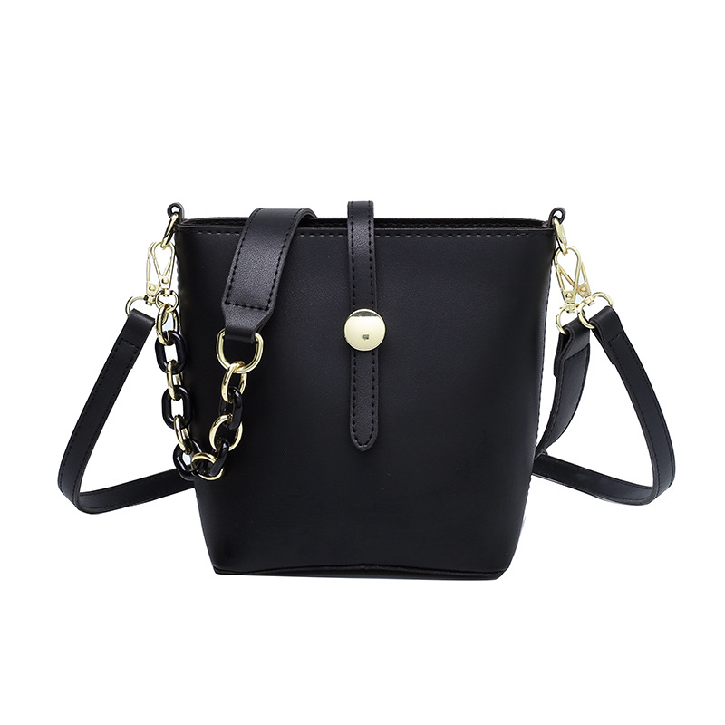 A 2021 new trendy single-shoulder crossbody bag with a red envelope and underarm bucket for women Item Picture