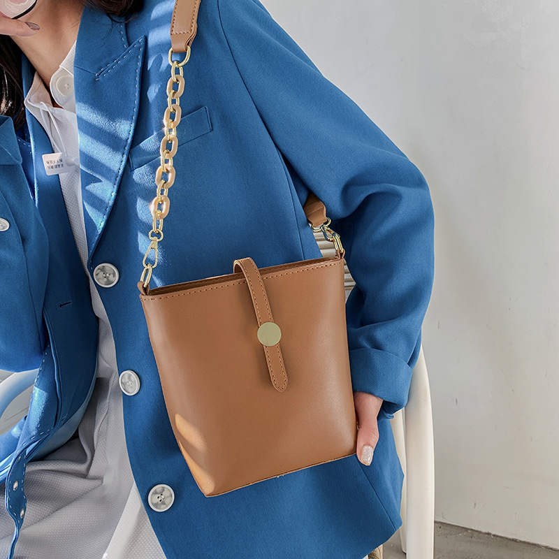 A 2021 new trendy single-shoulder crossbody bag with a red envelope and underarm bucket for women Specification image