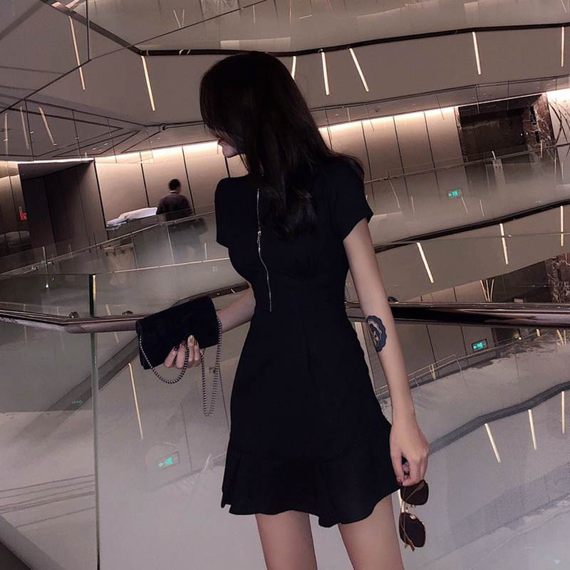 The new social design fishtail dress is slimming in summer. It's a French retro style. Yamamoto is super fairy-like. Hepburn's little black dress is a trendy women's wear Application Scenario