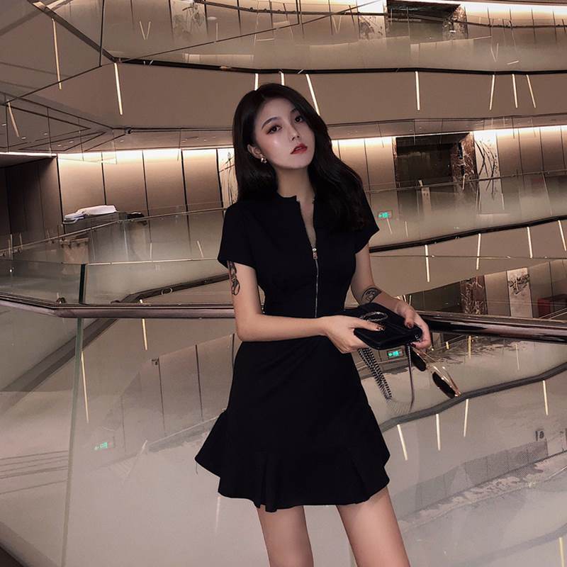 The new social design fishtail dress is slimming in summer. It's a French retro style. Yamamoto is super fairy-like. Hepburn's little black dress is a trendy women's wear details Picture