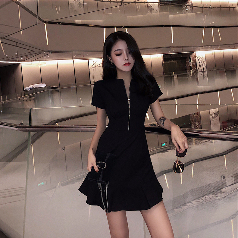 The new social design fishtail dress is slimming in summer. It's a French retro style. Yamamoto is super fairy-like. Hepburn's little black dress is a trendy women's wear