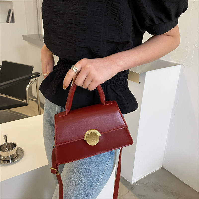 The 2021 new style of bags: Women's trendy and high-quality single-shoulder bag, retro crossbody bag, Korean-style fashionable hand-held small square bag Application Scenario