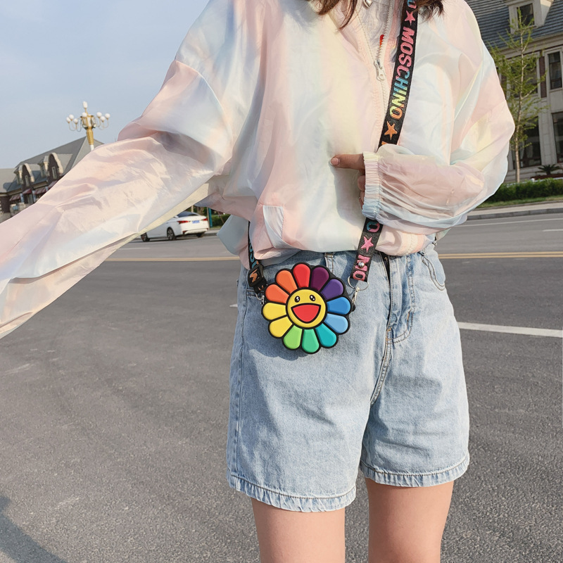 A versatile crossbody bag for girls, a cartoon and cute silicone flower bag, a single-shoulder bag for little girls, and a mini princess bag details Picture