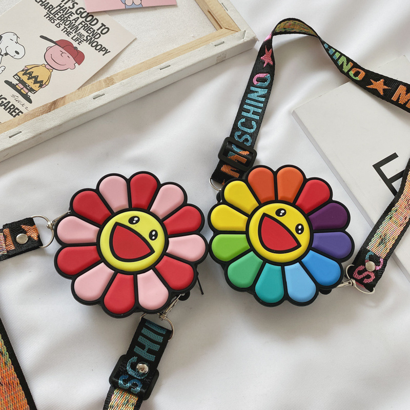 A versatile crossbody bag for girls, a cartoon and cute silicone flower bag, a single-shoulder bag for little girls, and a mini princess bag