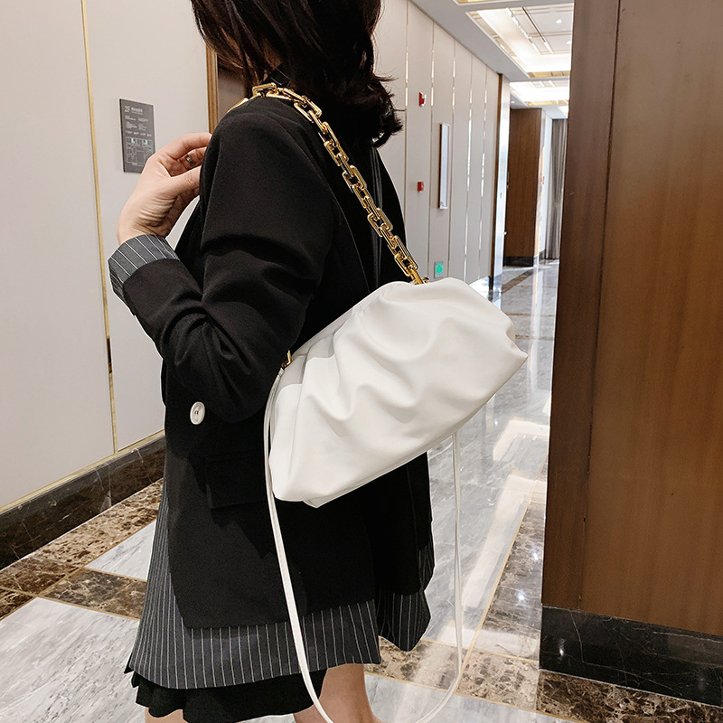 The new trendy and fashionable Instagram crossbody bag for women in the winter of 2021, the cloud bag under the armpits details Picture