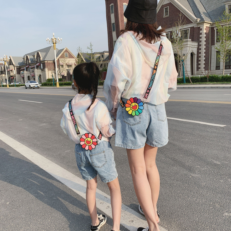 A versatile crossbody bag for girls, a cartoon and cute silicone flower bag, a single-shoulder bag for little girls, and a mini princess bag Application Scenario