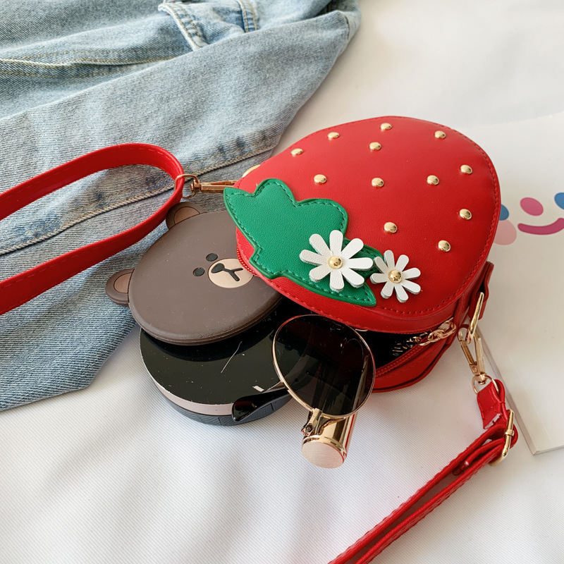 The source manufacturer of the 2021 summer new single-shoulder bag, cute strawberry mini crossbody bag, and trendy baby bags for boys and girls Application Scenario