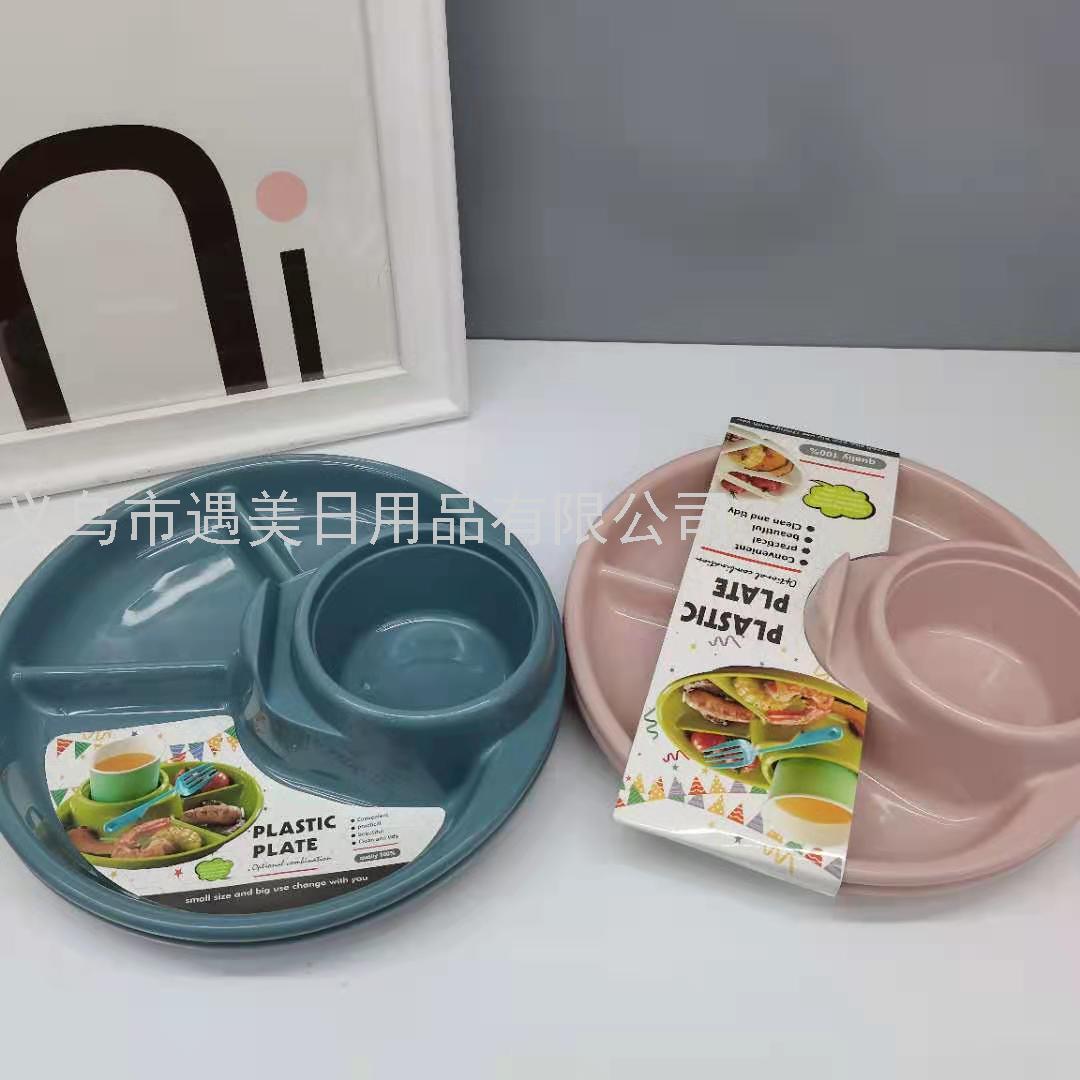 Plastic dinner plates, picnic plates, multi-compartment picnic plates, creative portable barbecue plates Application Scenario