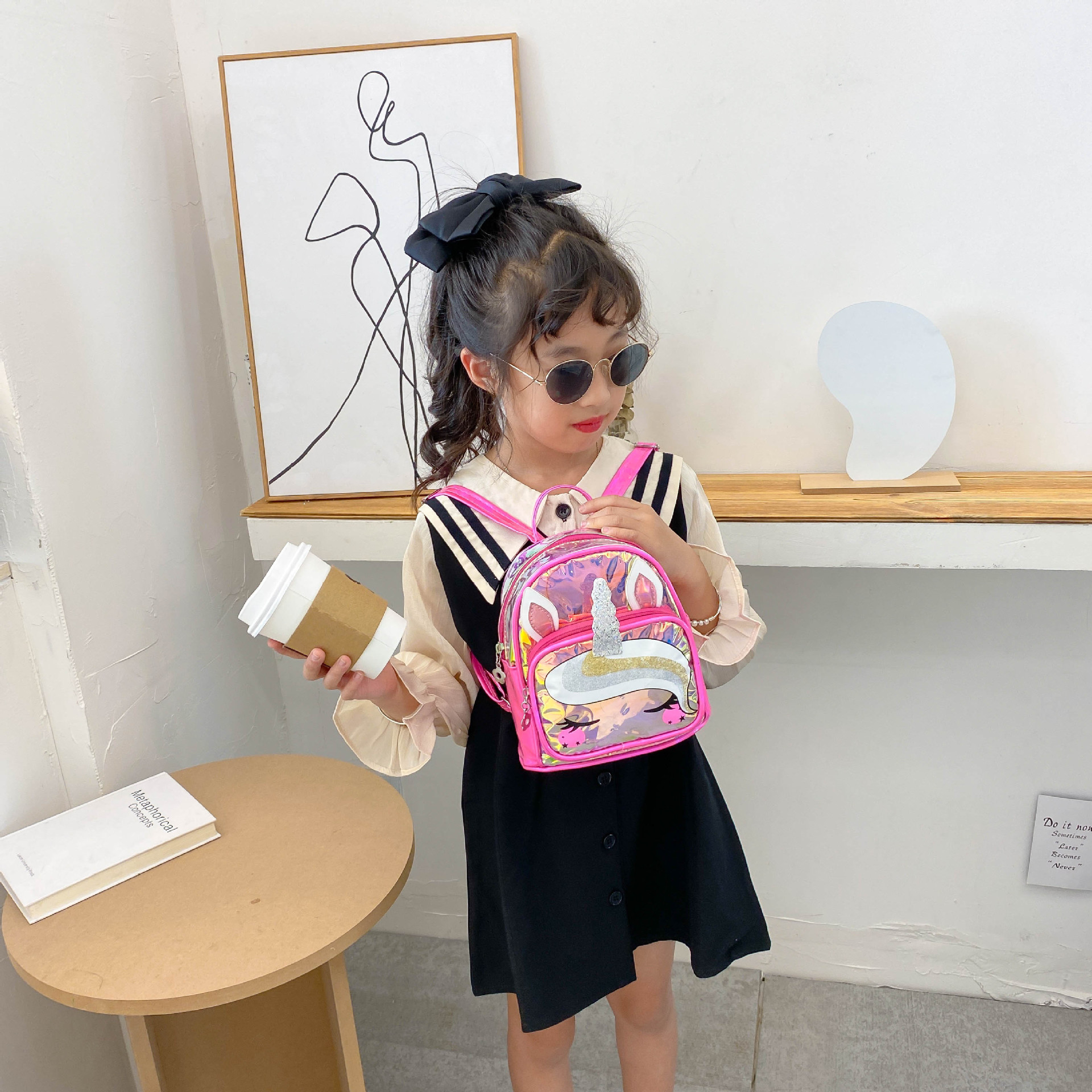 Lucky Little Pig's new kindergarten children's bag, children's laser schoolbag, 2-5 years old cute little bag, anti-wandering wholesale Application Scenario