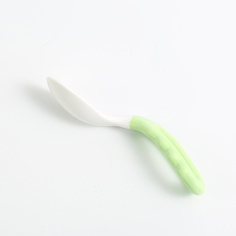 New children's curved spoon practice eating spoon, curved soup spoon, baby feeding tableware, curved spoon factory direct sales Application Scenario