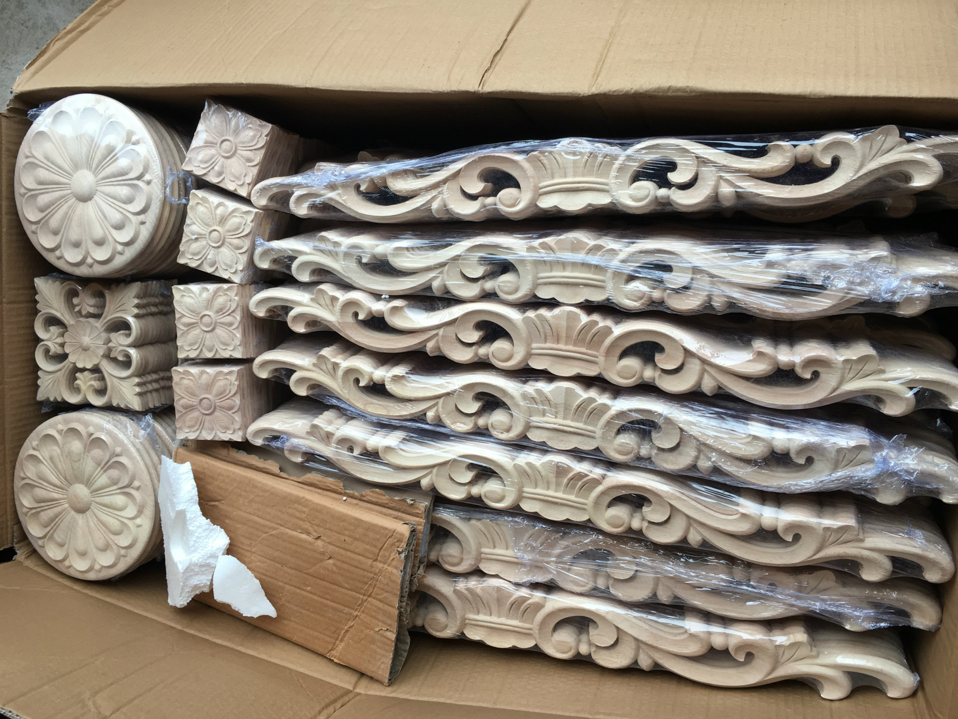 Wood carvings, oak solid wood decals, decorative pieces, European-style cabinet doors, furniture, exquisite relief long decals Application Scenario