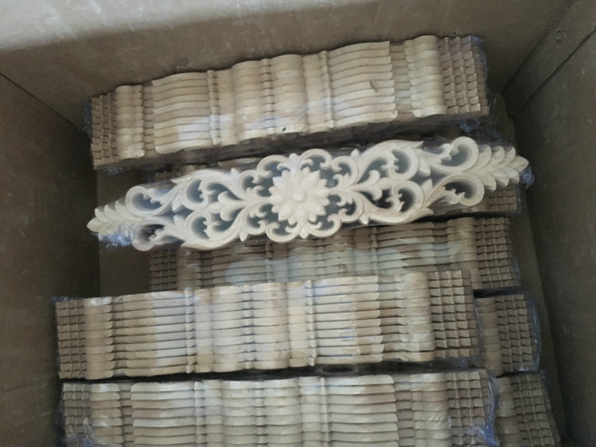Wood carvings, oak solid wood decals, decorative pieces, European-style cabinet doors, furniture, exquisite relief long decals Item Picture