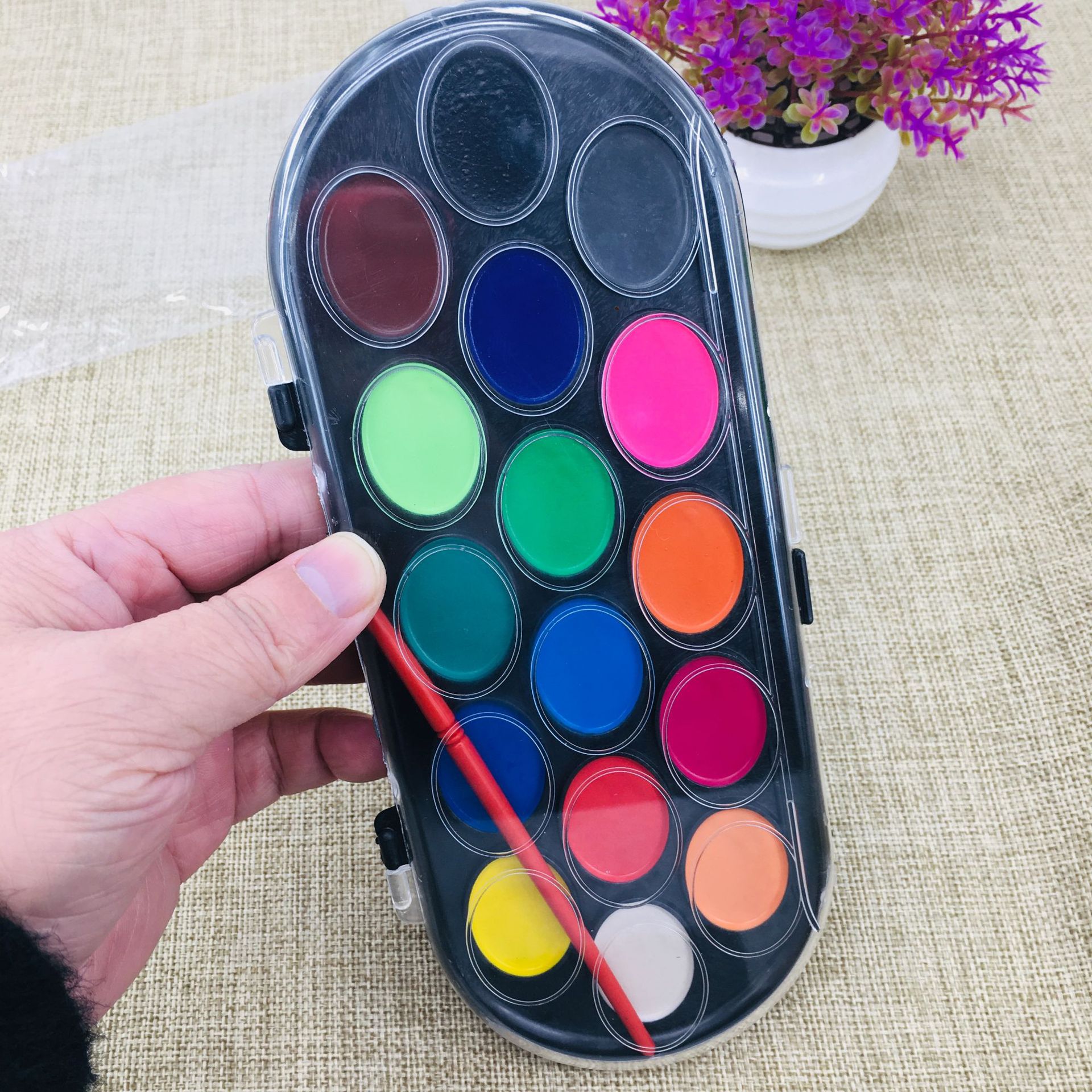 Factory direct sales of 16-color paint sets, solid paints, children's painting paints, pens, graffiti paintings, wholesale two-yuan supply Application Scenario