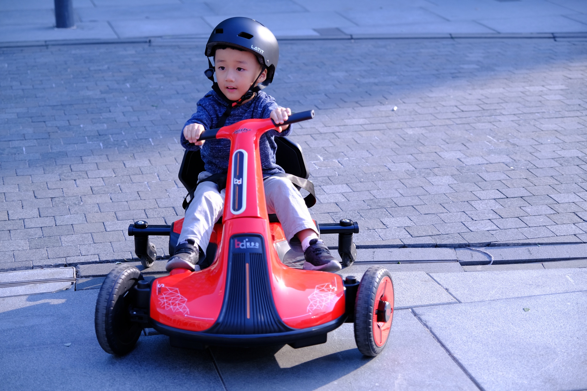 Factory direct sales of Bedoqi drift cars, children's electric toy cars, go-karts for kids and adults, and drifting cars for passengers full figure
