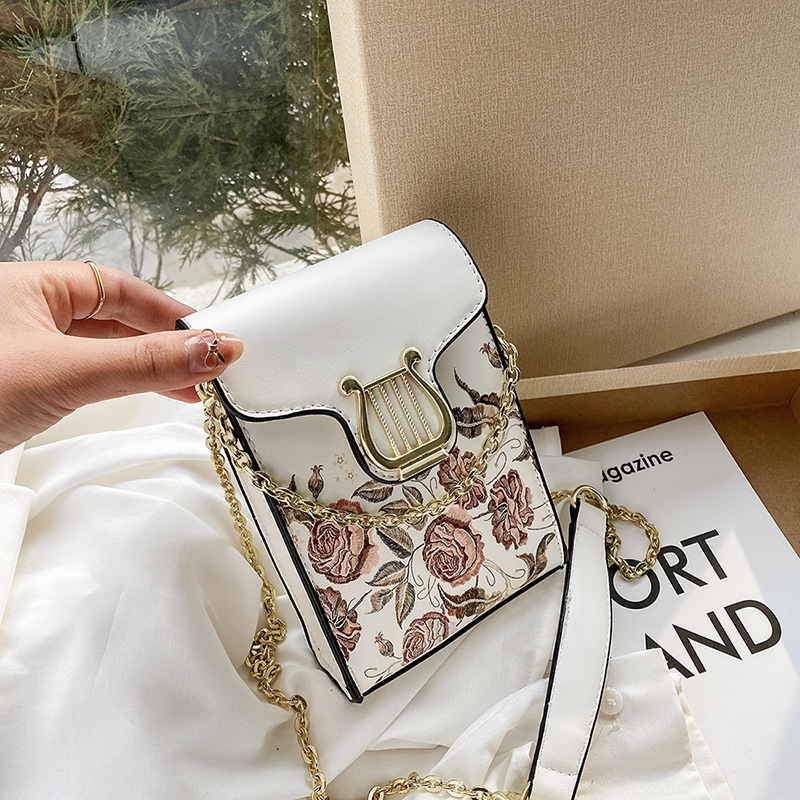 A 2021 new retro European and American small bag for women, featuring a niche design, fashionable prints, and versatile crossbody chain small square bag