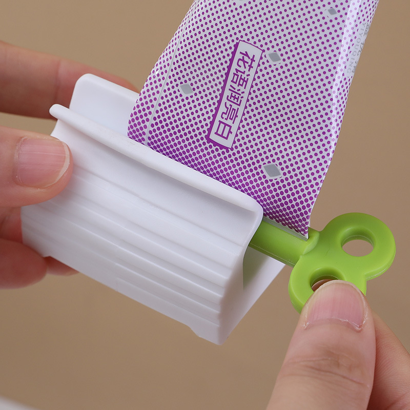Automatic toothpaste squeegee, lazy facial cleanser squeegee, manual toothpaste clip, creative manual toothpaste squeegee Application Scenario