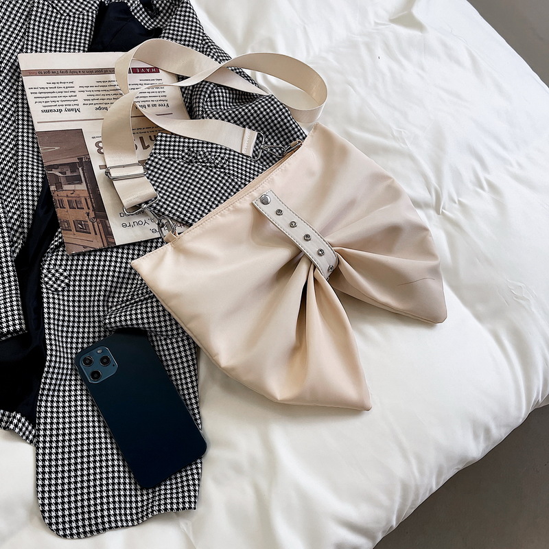 Cute and unique bow tote bag 2021 New Korean version large-capacity crossbody bag for girls, versatile single-shoulder canvas bag Application Scenario