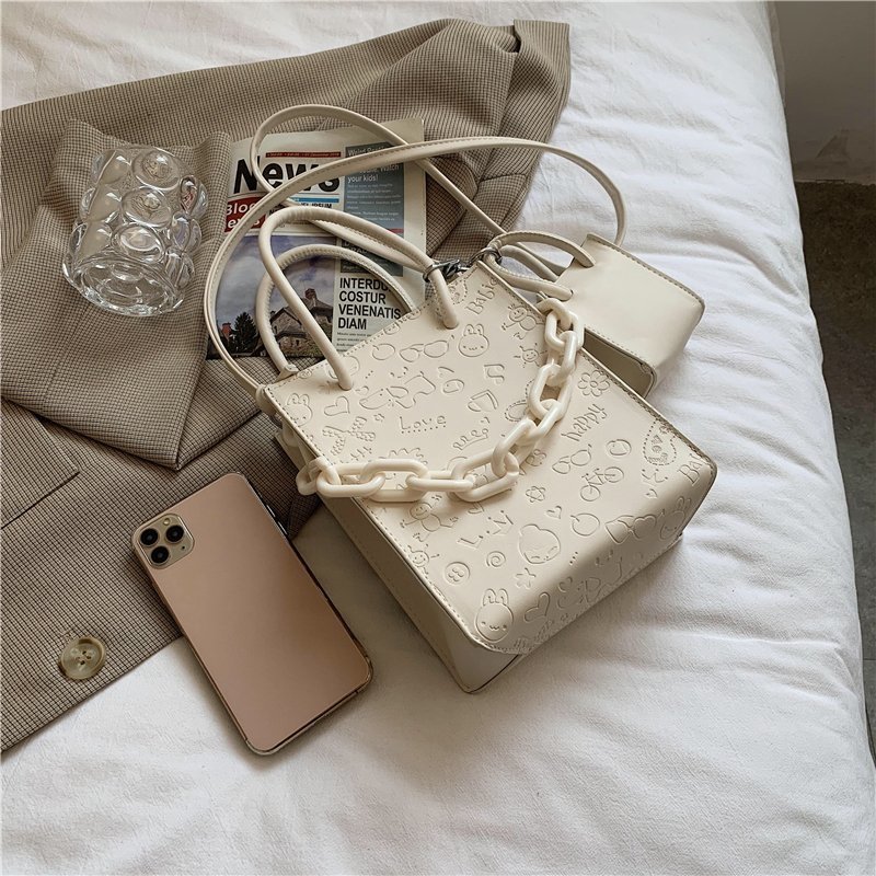 The 2021 new Korean-style trendy, versatile and fashionable niche design single-shoulder crossbody mother-and-child tote bag made of PU Application Scenario