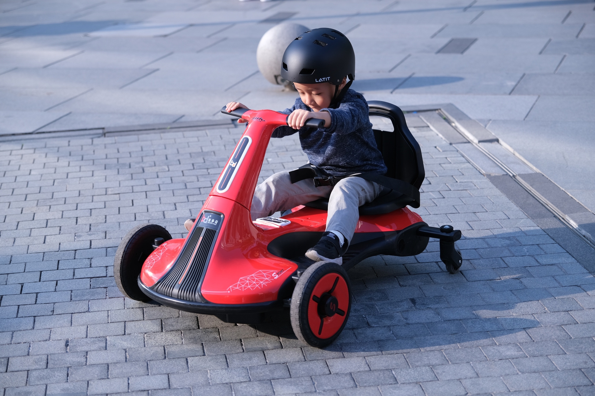 Factory direct sales of Bedoqi drift cars, children's electric toy cars, go-karts for kids and adults, and drifting cars for passengers details Picture