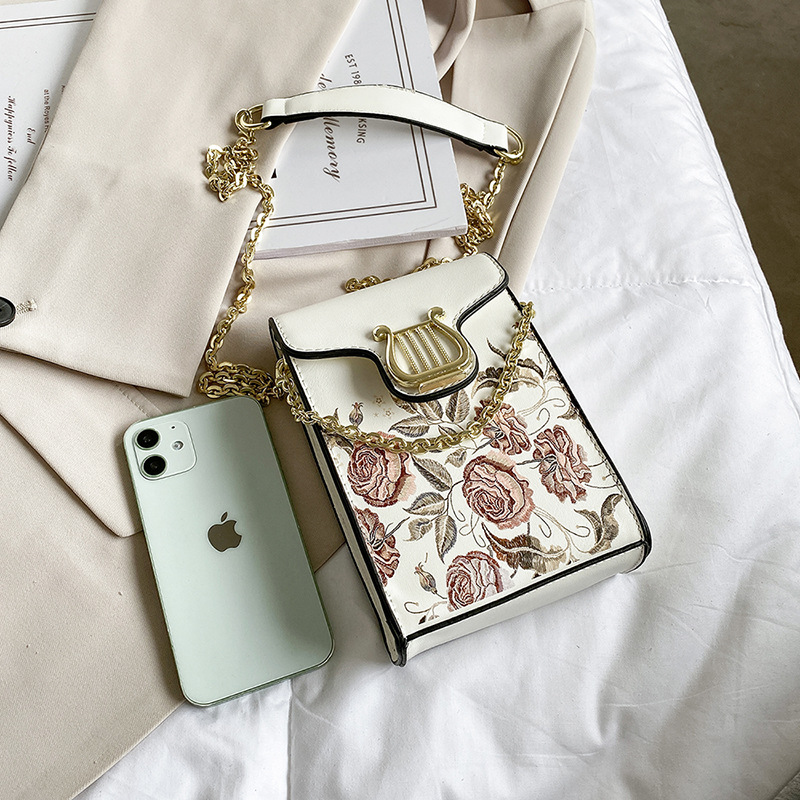 A 2021 new retro European and American small bag for women, featuring a niche design, fashionable prints, and versatile crossbody chain small square bag Application Scenario