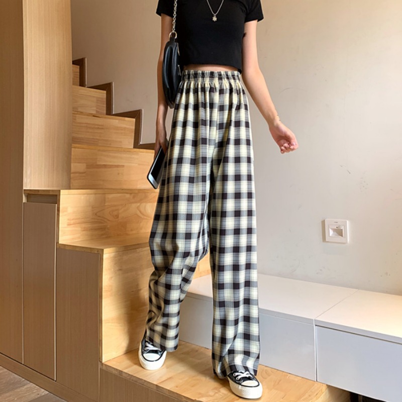The new autumn straight-leg loose and casual checkered trousers for women are high-waisted and versatile, making them look slimmer. They are wide leg pants with a floor-hugging and stretchy feel Application Scenario