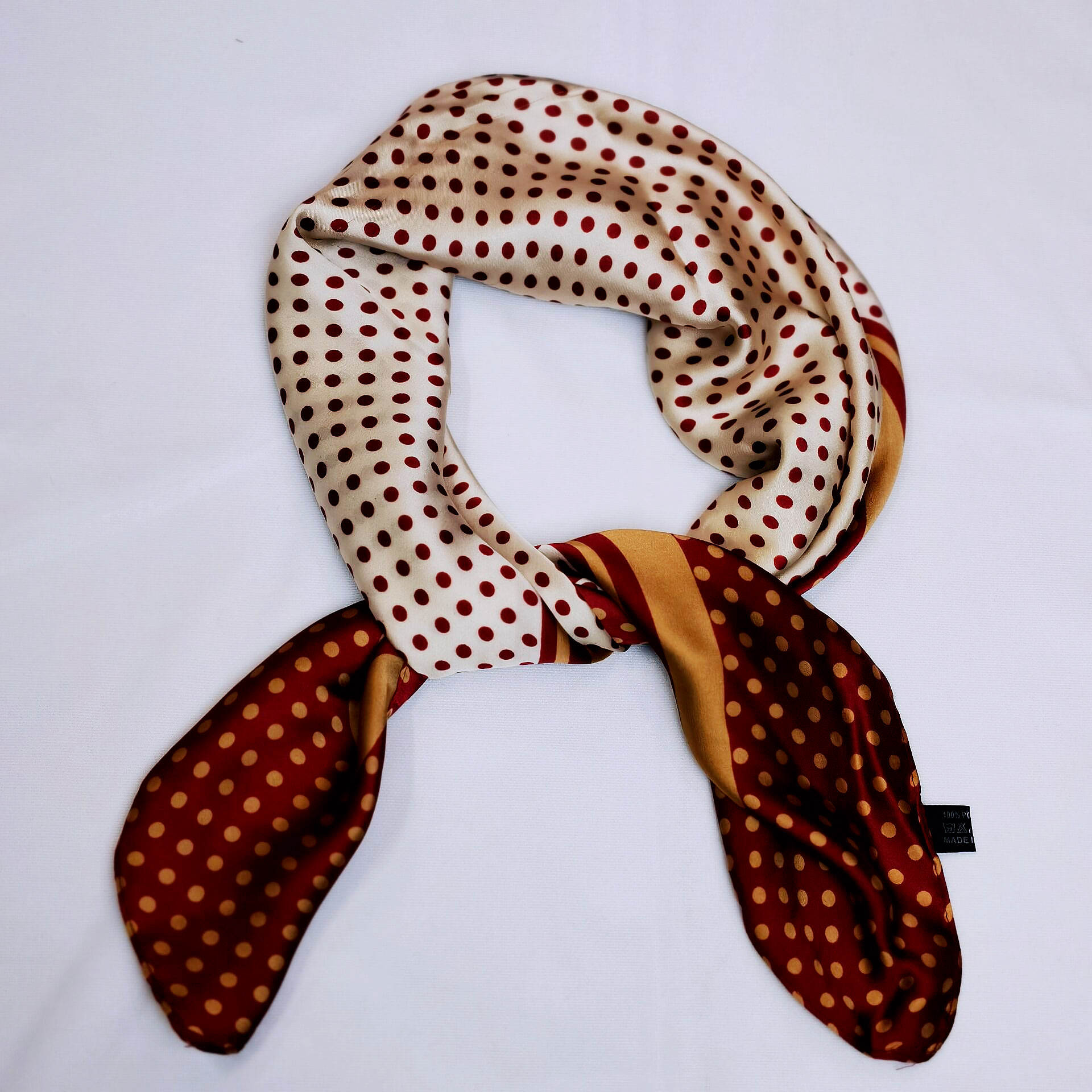 Silk-like square scarves with geometric patterns and a silk-like feel are selling well in Europe and America on Amazon Specification image